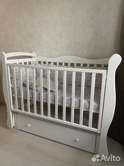 Детская кроватка с маятником и ящиком