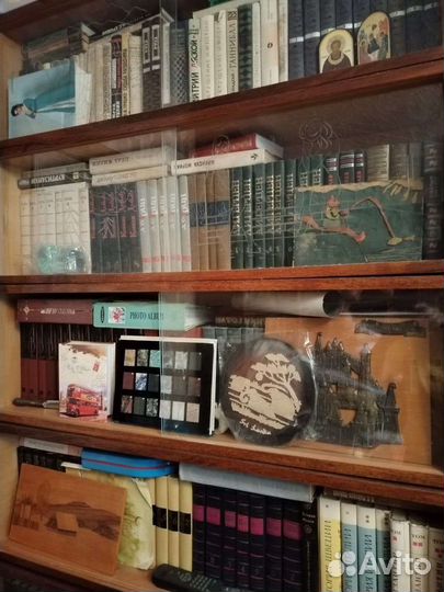 Книжные полки со стеклом