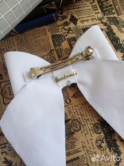 Белый большой бант на заколке автомат