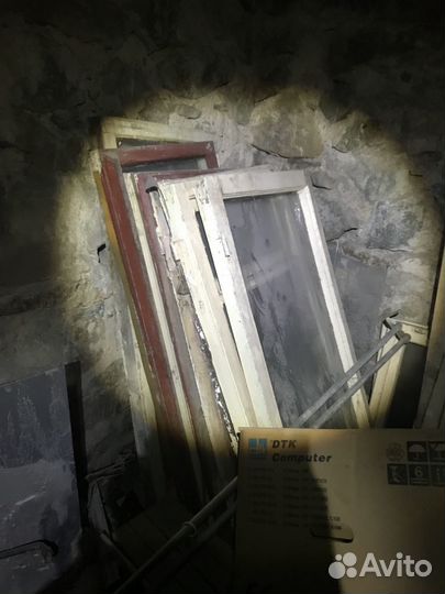 Деревянные рама оконная и рама дверная