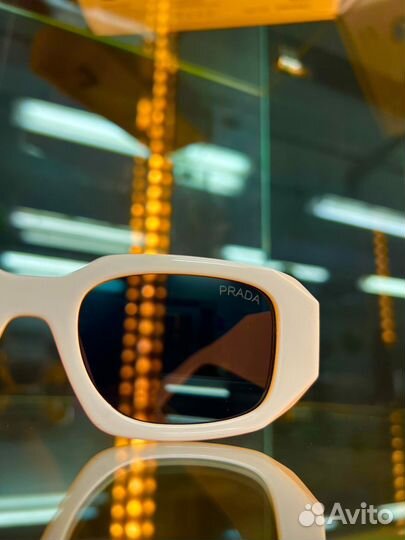 Солнцезащитные очки Prada