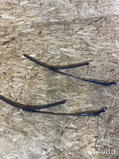 Поводок стеклоочистителя Skoda Fabia 2 07-15