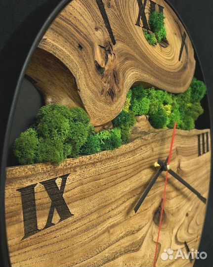 Часы из слэба со мхом