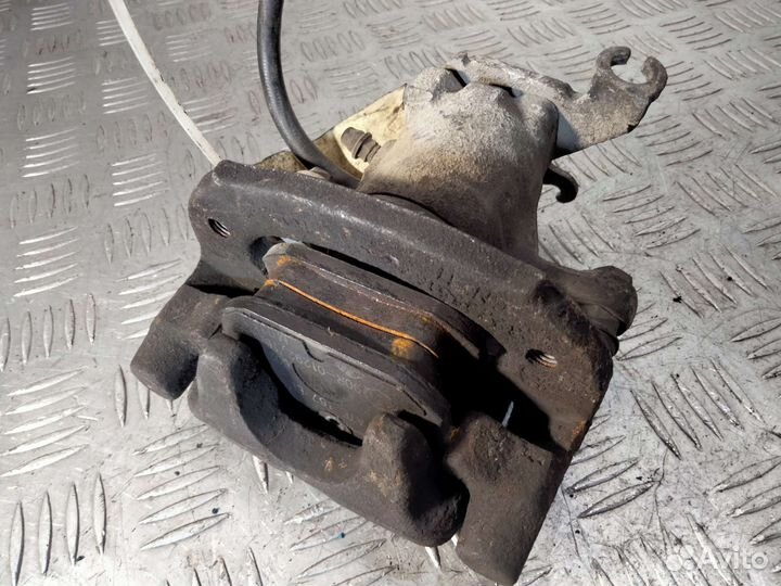 Суппорт задний правый Mitsubishi Carisma