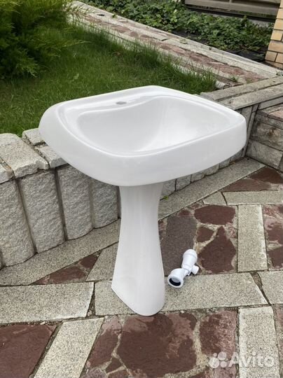 Раковина на подиуме