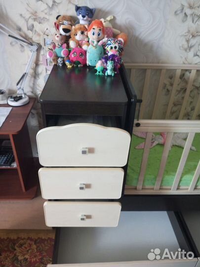 Детская кроватка с маятником