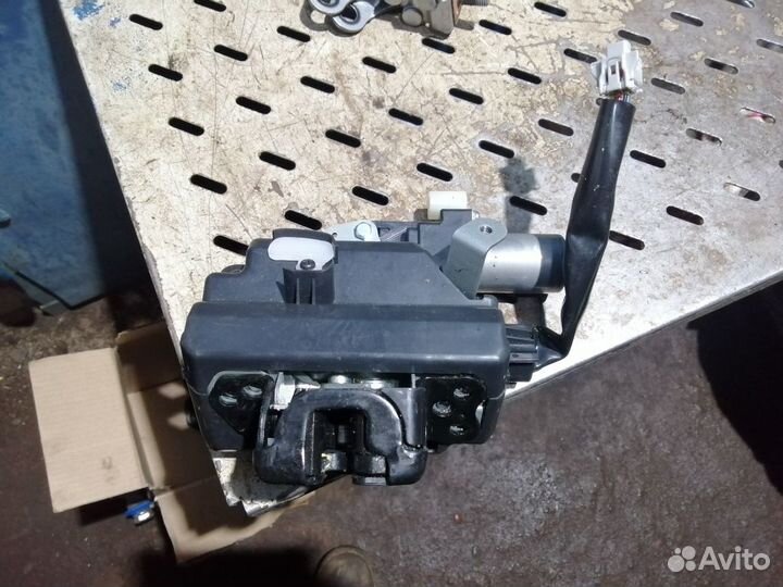 Замок крышки багажника Toyota RAV4 XA50