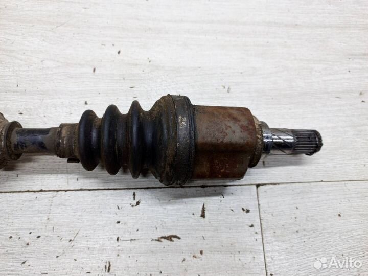 Полуось передняя левая Nissan Tiida C11