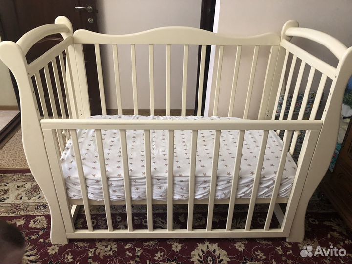 Детская кроватка с маятником