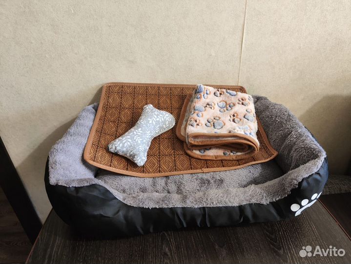 Лежанка для животных 5040 с пледом и игрушкой