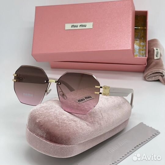 Солнцезащитные очки Miu Miu