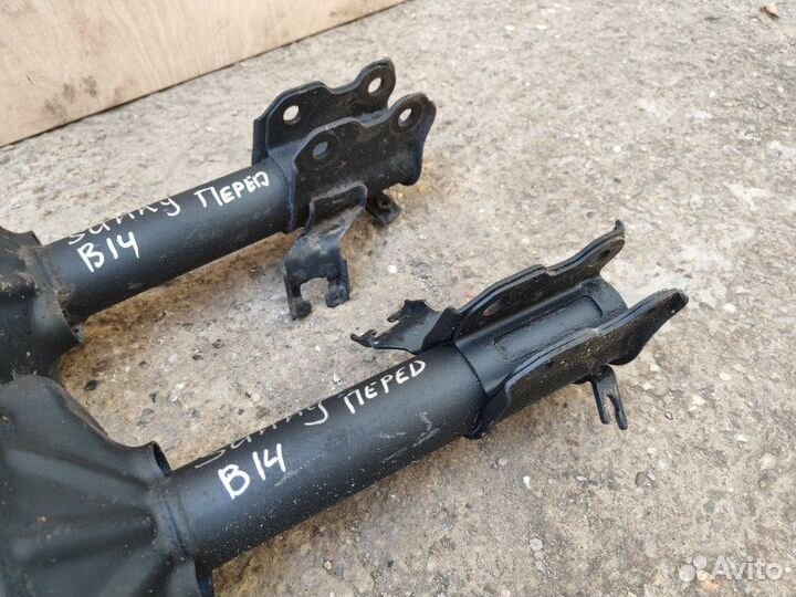 Стойка подвески передняя Nissan Sunny FB14 GA16