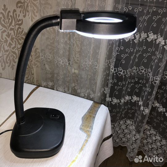 Лампа настольная с лупой и с подсветкой