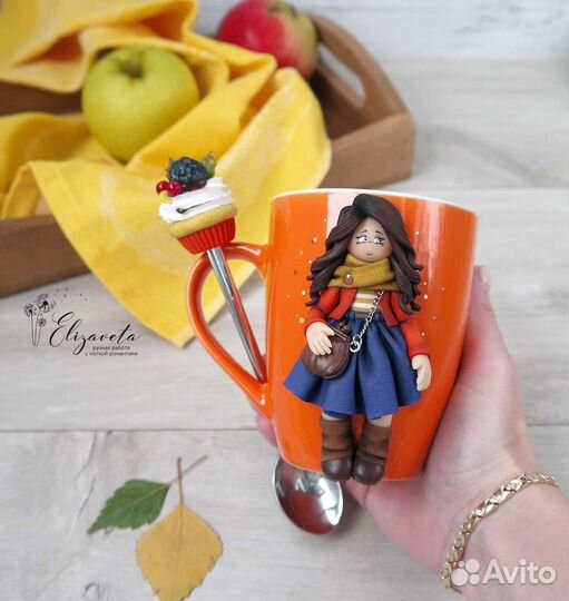 Кружка с декором из полимерной глины Куколка