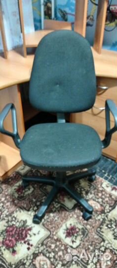 Компьютерное кресло,совместно со столом