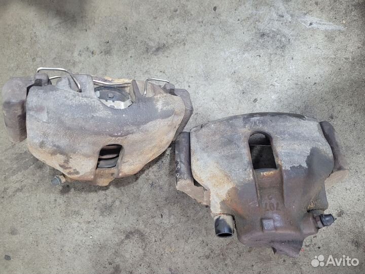 Супорта тормозные передние с дисками