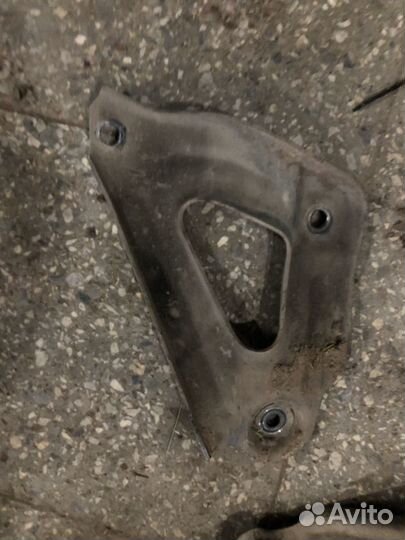 Кронштейн передней балки правый Captiva 3.2 АКПП