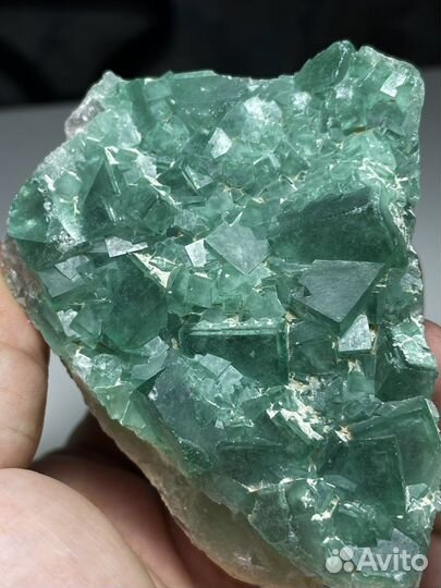 Флюорит кристаллы на породе