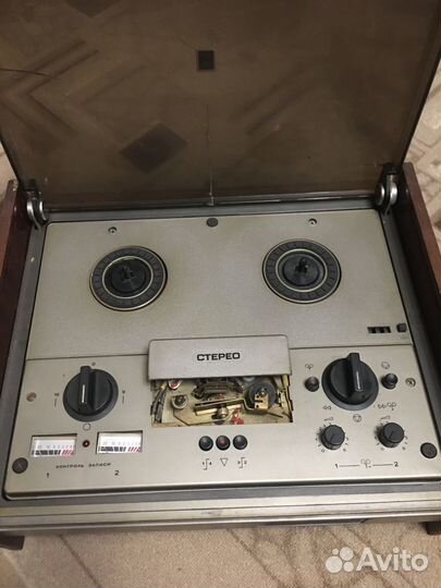 Проигрыватель винила и магнитофон