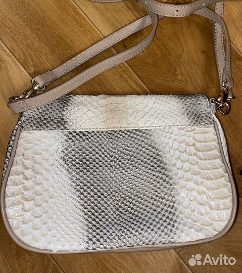 Маленькая бежевая кожаная сумка