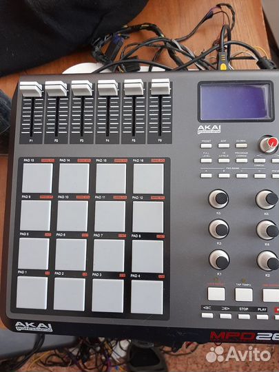 Продам миди контроллер akai mpd26
