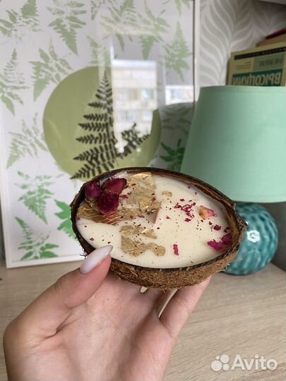 Свеча в кокосе натуральная