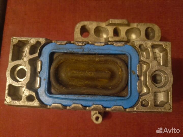 Подушка двигателя верхняя правая vag