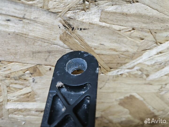 Поводок дворника правый Peugeot 206