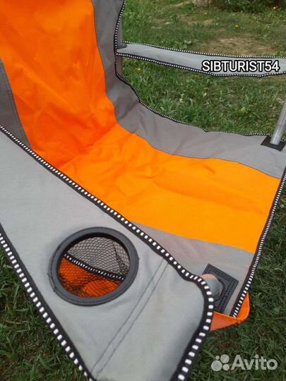 Кресло для отдыха с подлокотника и подстаканником