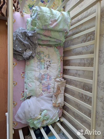 Детская кроватка с маятником и ящиком