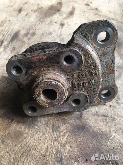 Цапфа задняя левая Рено Лагуна Renault Laguna 2