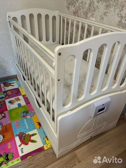 Детская кроватка с маятником и ящиком