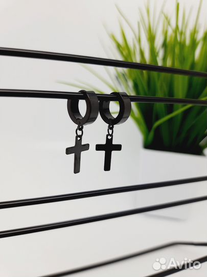 Чёрные серьги крест