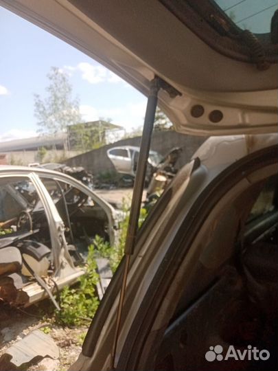 Амортизатор крышки багажника Kia Sorento 1