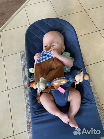 Шезлонг babybjorn с игрушкой