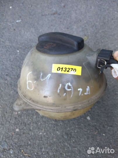 Расширительный бачок Volkswagen Passat B4 1H012140