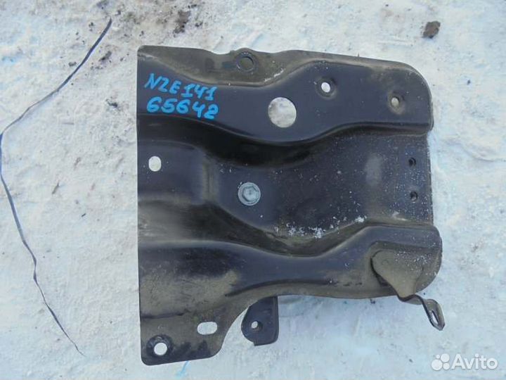 Подставка под аккумулятор Toyota Corolla Fielder