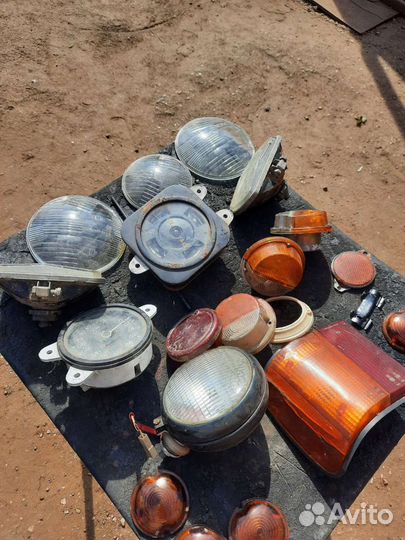 Запчасти: стекла,фары, капот газ 24, другое