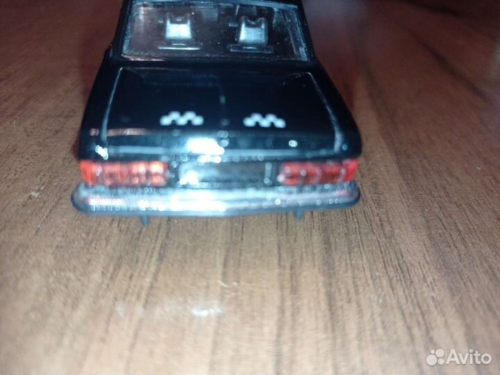 Модель автомобиля 1/43 Волга 3102