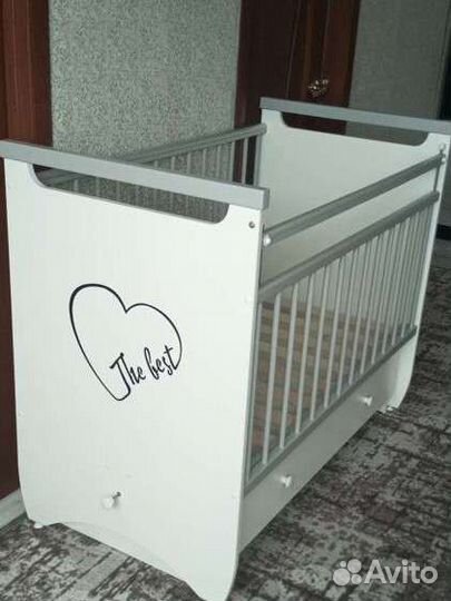 Детская кроватка с маятником и ящиком + комод