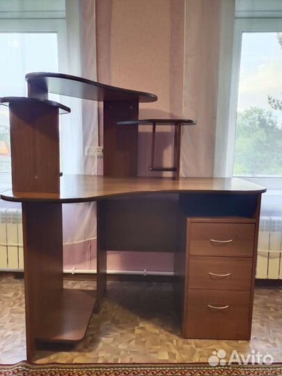 Компьютерный стол (письменный)