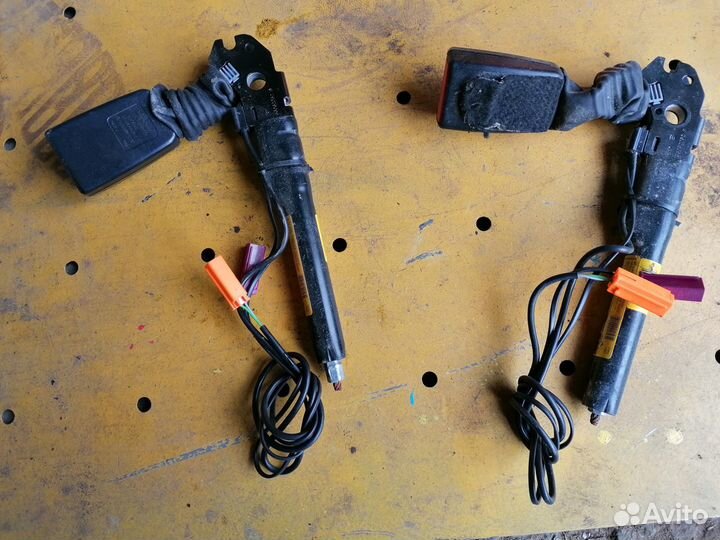 Замок ремня правый на Ford Kuga 2008-2012