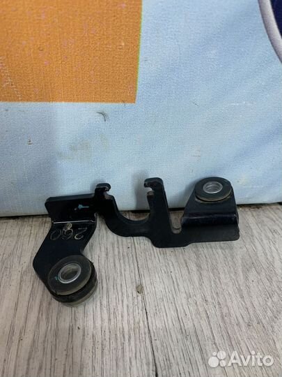 Кронштейн крепление троса кпп Kia ceed 2 JD