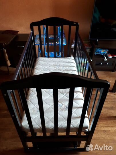 Детская кроватка с маятником