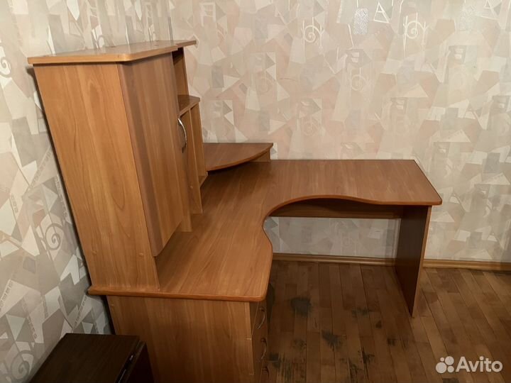 Компьютерный стол с ящиками и полками