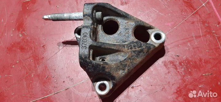 Кронштейн опоры двс правый Toyota Rav4 XA30