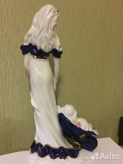 Фарфоровая фигурка Девушка с собачкой в тачке