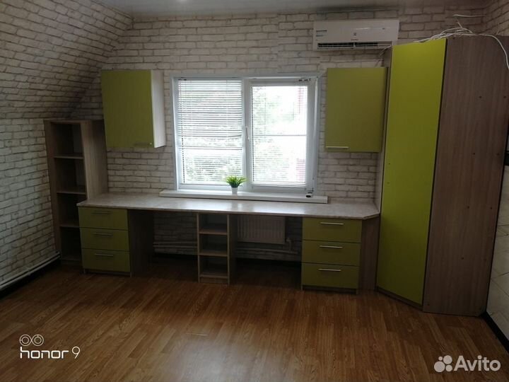 Столы детские у окна с пеналами и тумбами