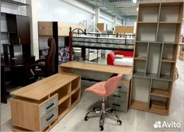 Письменный стол со стеллажом 