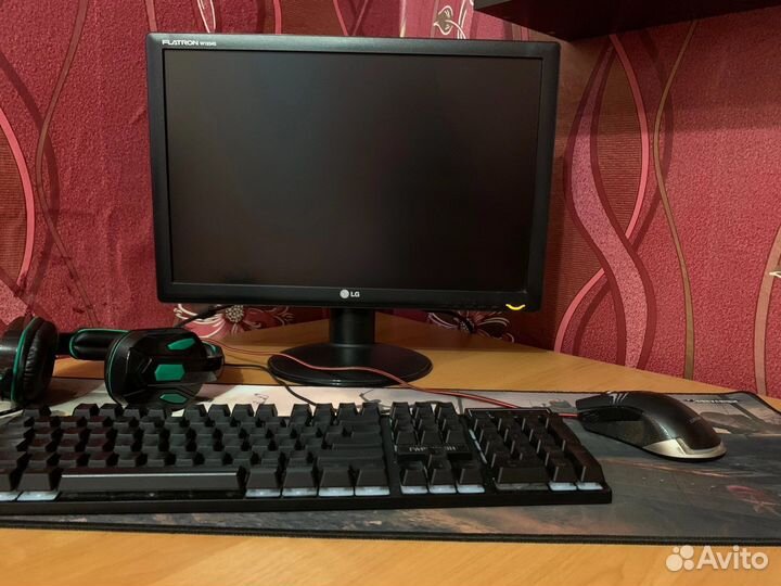 Игровой компьютер с монитором и клавиатурой